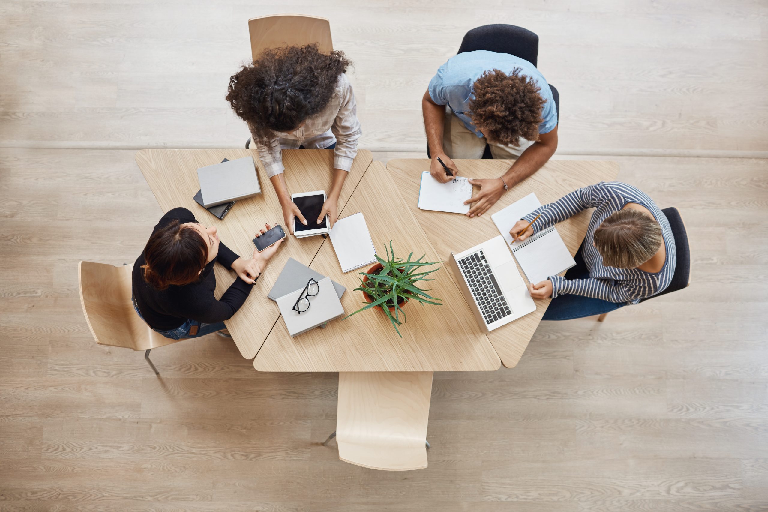Apoio a incubadoras e espaços de cowork na Região Centro Empreendedores a colaborar num espaço de cowork moderno, representando o apoio a incubadoras e cowork Região Centro.