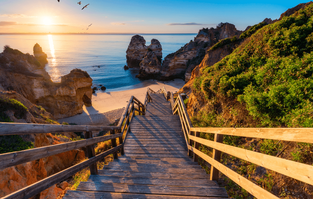 Criação de Emprego Algarve – Apoios FSE+ para microempresas Criação de Emprego Algarve representada por uma vista urbana do Algarve, símbolo do empreendedorismo local e dos apoios do FSE+ às microempresas.